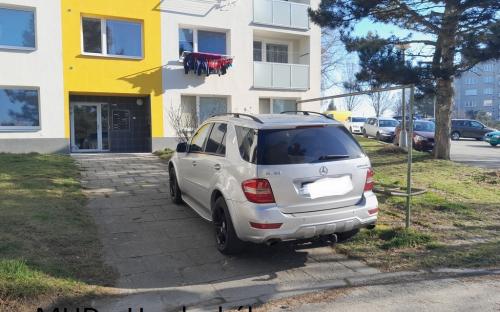 brezen_parkovani_hradeckeho.jpg